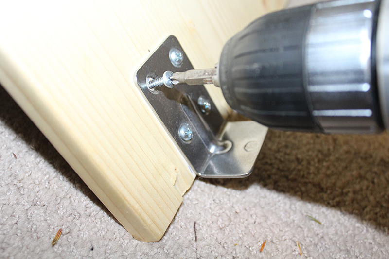 Fastening male brackets to table