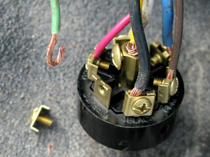 broken 7-pin trailer cord