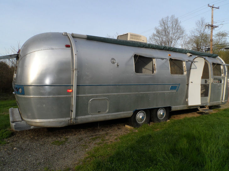 1971 31 Foot Airstream Sovereign Camper Trailer