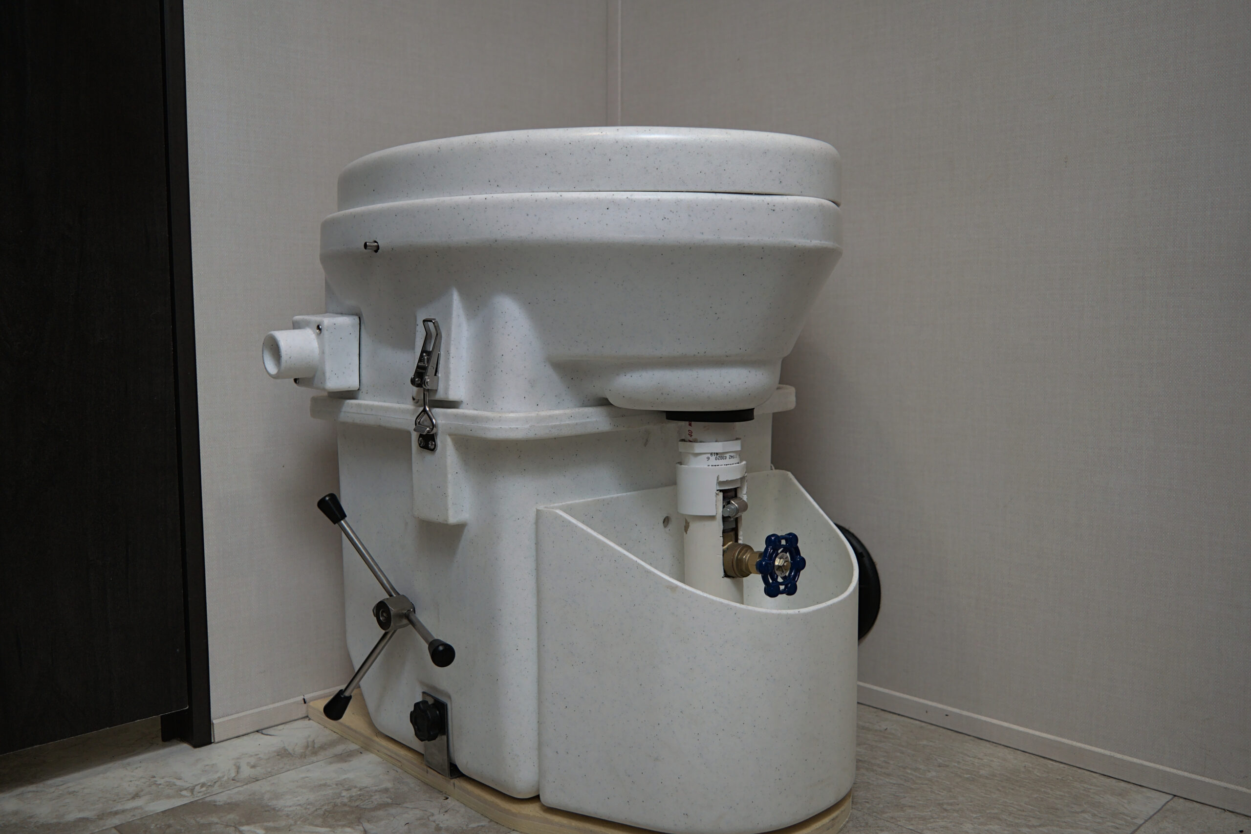 composting toilet in an RV - how does an RV composting toilet work? feature image