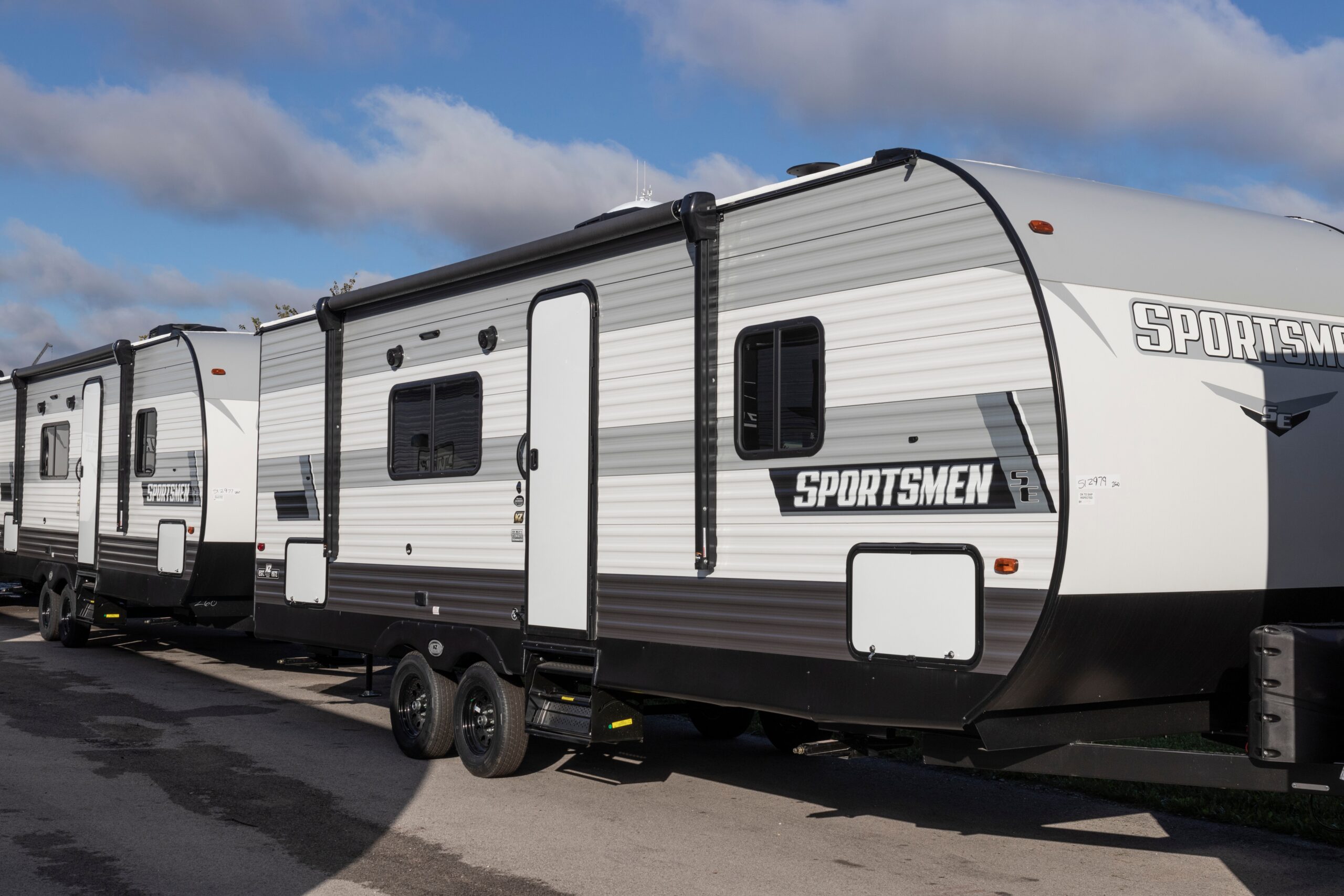 travel trailer outside - feature image for motorhome auctions