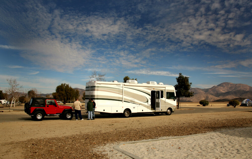 RV and trailer with RV weight distribution hitch