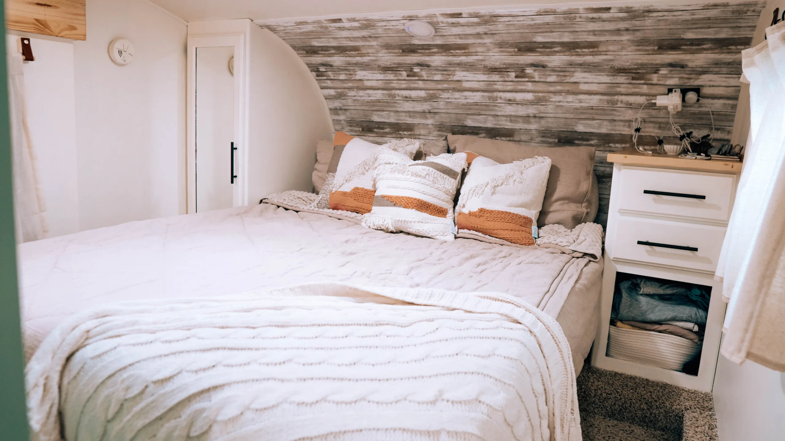 bedroom in fifth wheel camper