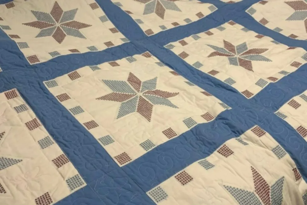 Quilt with star and square patterns